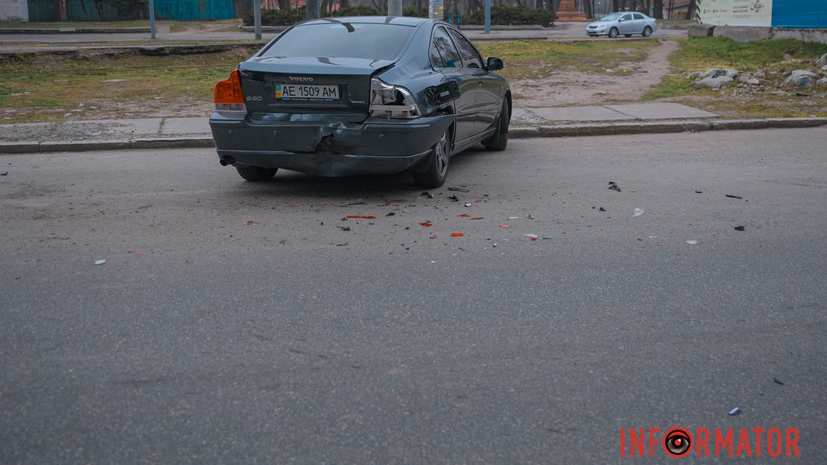В Днепре на проспекте Дмитрия Яворницкого возле парка Глобы столкнулись Volvo и Toyota