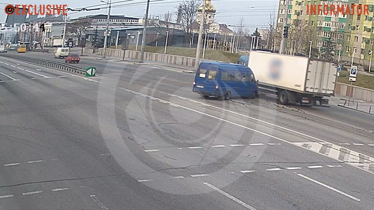 Відео моменту ДТП: у Дніпрі на Слобожанському проспекті зіткнулися маршрутка №158 та вантажівка MAN