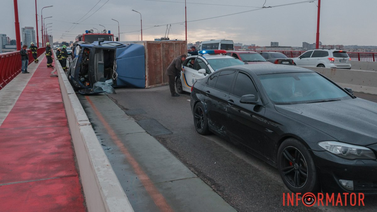 У Дніпрі на Центральному мосту «ГАЗель» перекинулася через водія BMW, який врізався у вантажівку: є постраждалий