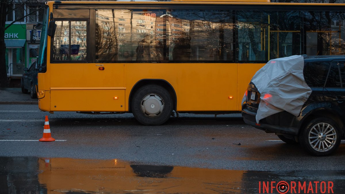 В Днепре на Паникахи столкнулись Range Rover и автобус №101А: движение затруднено