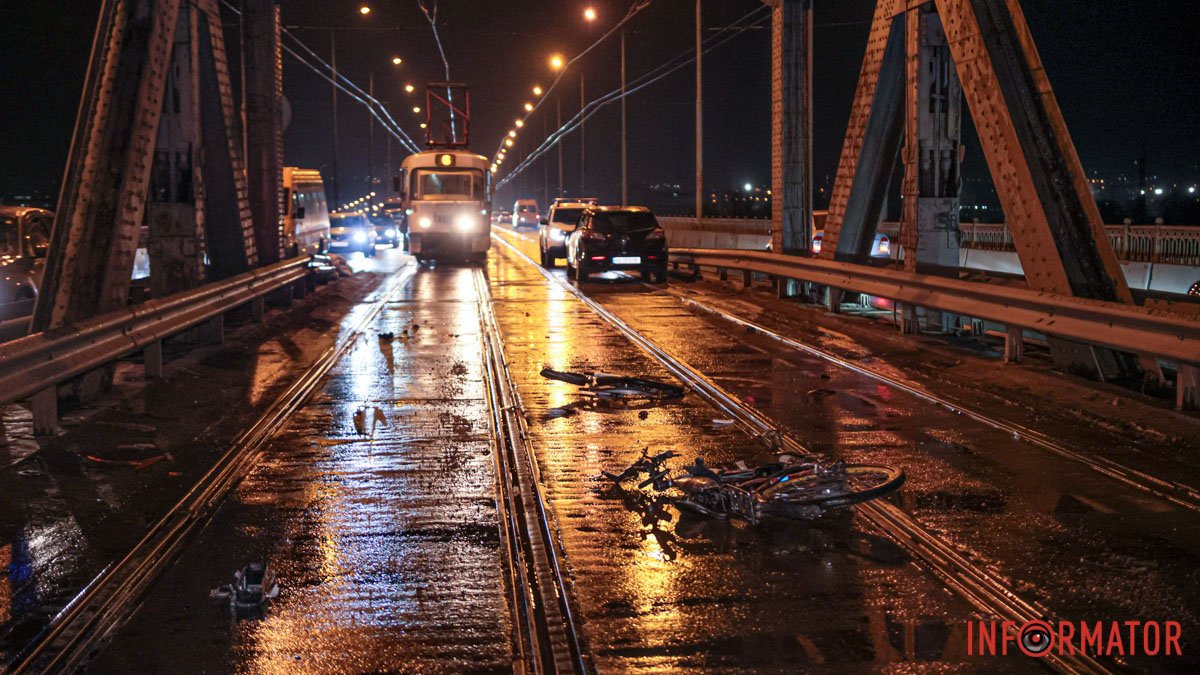 В Днепре на Амурском мосту Mazda сбила велосипедиста: трамваи не курсируют