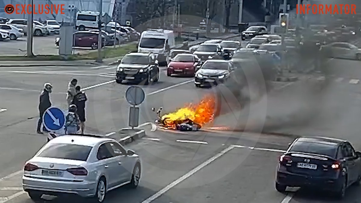 В Днепре на Сечеславской Набережной во время движения загорелся мотоцикл: видео момента