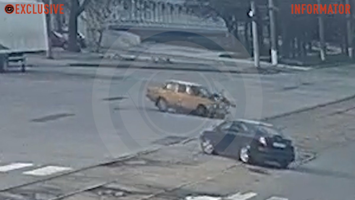 У Дніпрі на проспекті Богдана Хмельницького мотоцикліст зіштовхнувся з ВАЗ: відео моменту