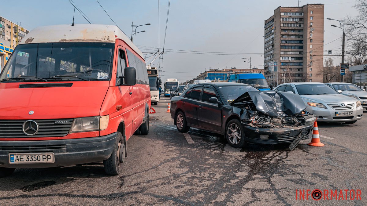 У Дніпрі на Слобожанському проспекті зіштовхнулись Mitsubishi та маршрутка №158: постраждала жінка, тролейбуси зупинились