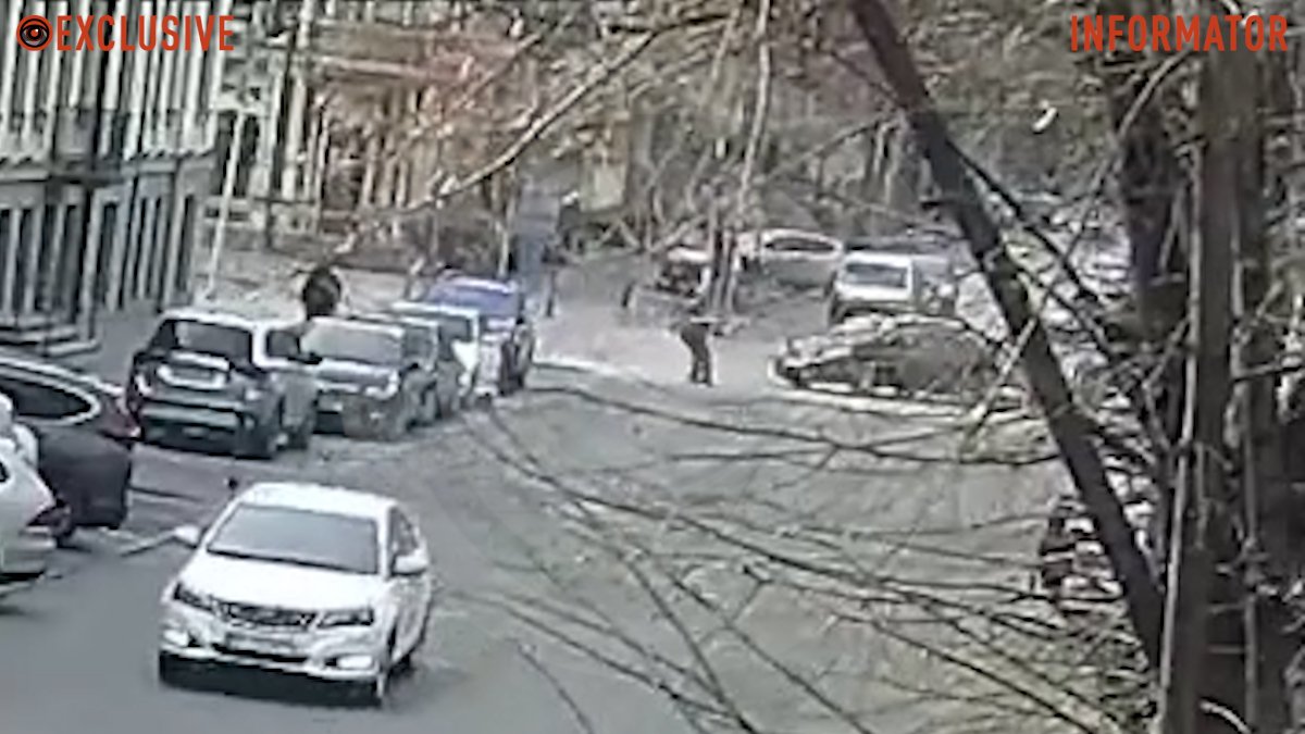 Видео момента: в Днепре на Старокозацкой Toyota сбила мужчину на переходе и зацепила припаркованный автомобиль