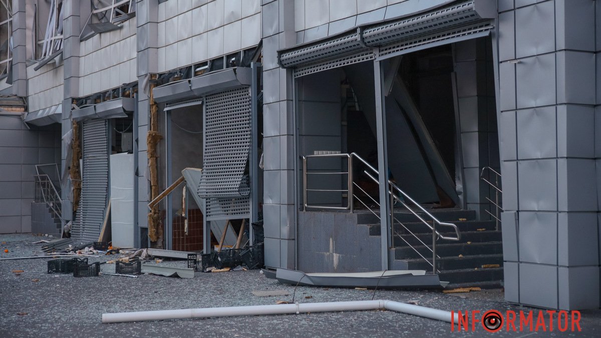 Выбитые окна, поврежденные здания, разбитые авто: фоторепортаж Информатора с места "прилета" в Днепре