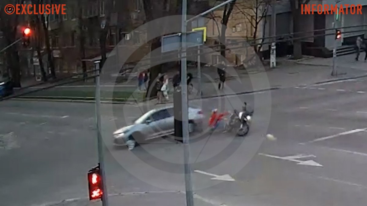 У Дніпрі на Поля мотоцикліст поїхав на «червоний» та зіткнувся з Toyota: відео моменту
