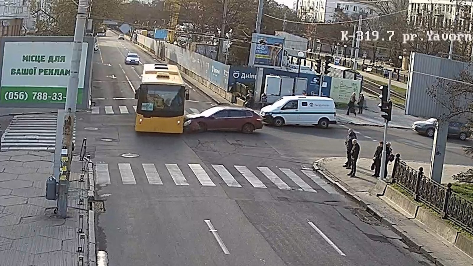 У Дніпрі на Яворницького водій автобуса №101А проїжджав перехрестя на «червоний» і зіткнувся з Renault: відео моменту