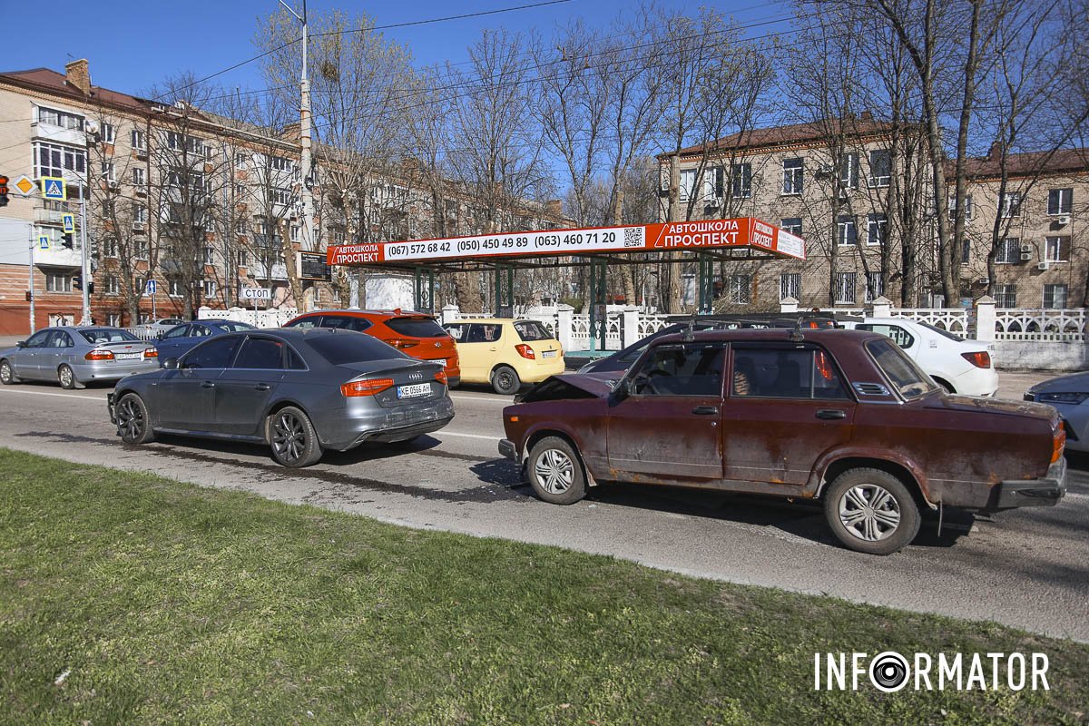 В Днепре на Александра Поля произошло тройное ДТП, есть пострадавший: видео  момента. Читайте на UKR.NET