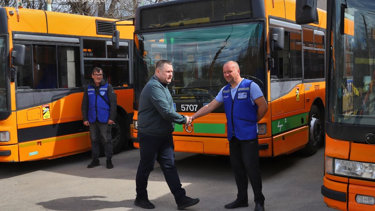 Первые из почти 40 автобусов для украинских городов, о которых Филатов договорился с мэром Милана, уже в Днепре