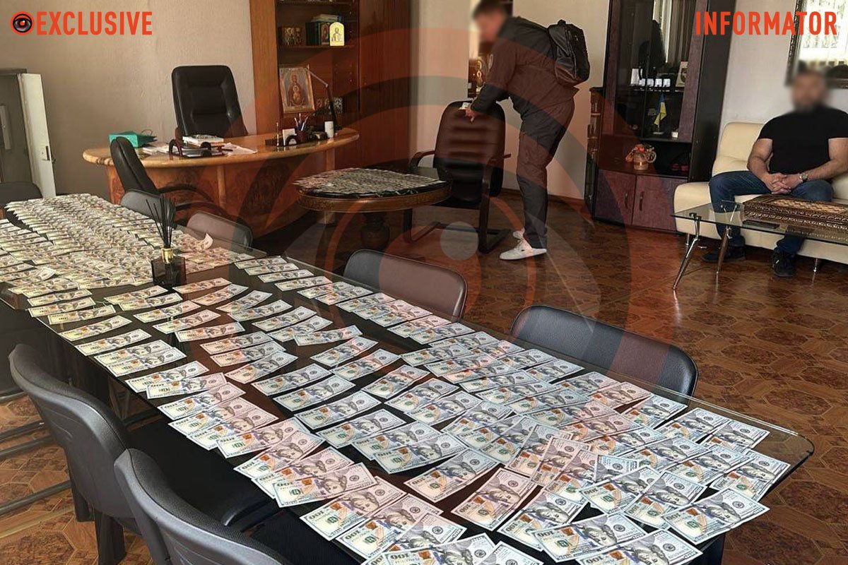 По предварительным данным, Резник получил более миллиона гривен взятки