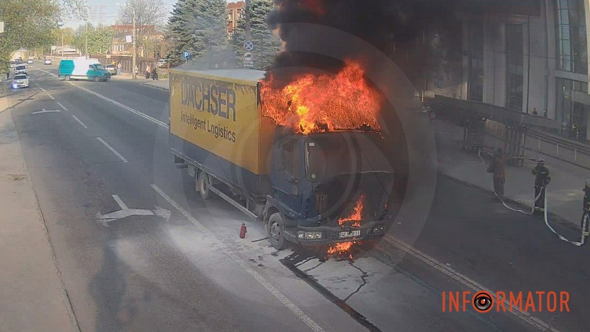 У Дніпрі на Космічній загорілась вантажівка Iveco: відео моменту