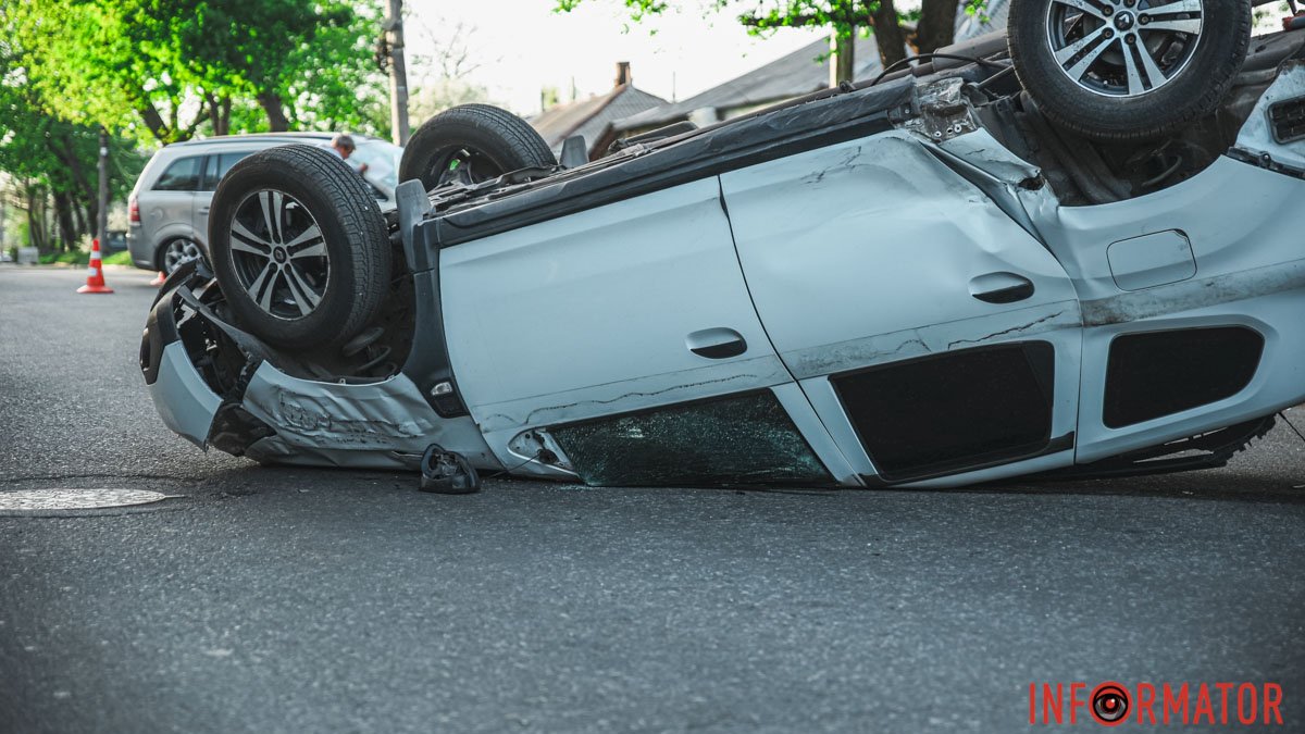 В Днепре на Оксанченко Opel влетел в Renault и тот перевернулся на крышу: есть пострадавший
