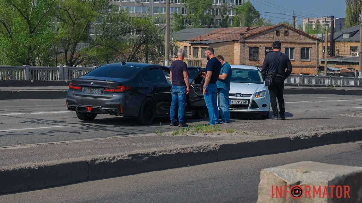 У Дніпрі на Слобожанському проспекті зіштовхнулись BMW та Ford: утворився затор