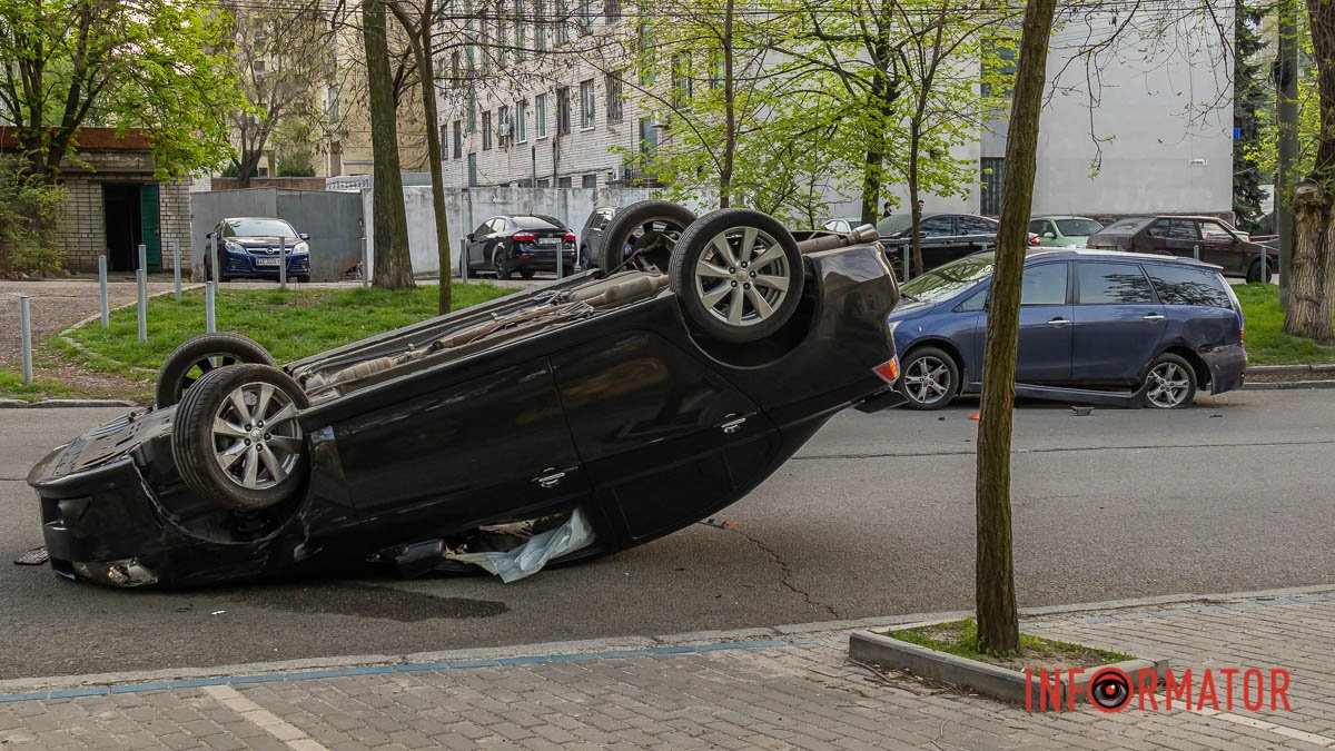 В Днепре на улице Шевченко Mitsubishi задел припаркованный автомобиль и перевернулся на крышу