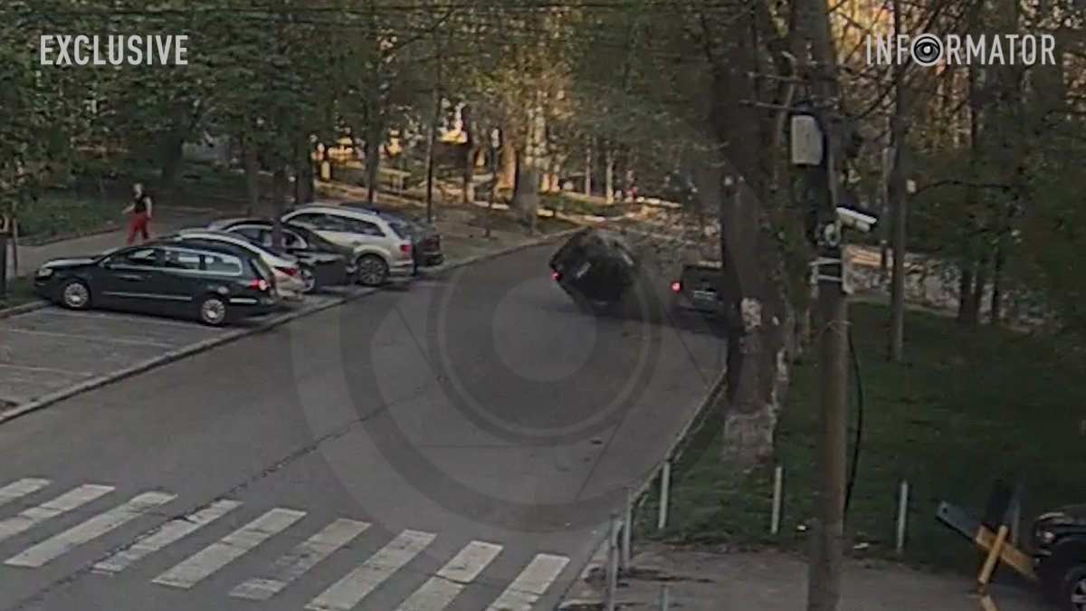 В Днепре на Шевченко Mitsubishi врезался в припаркованное авто и перевернулся на крышу: видео момента ДТП