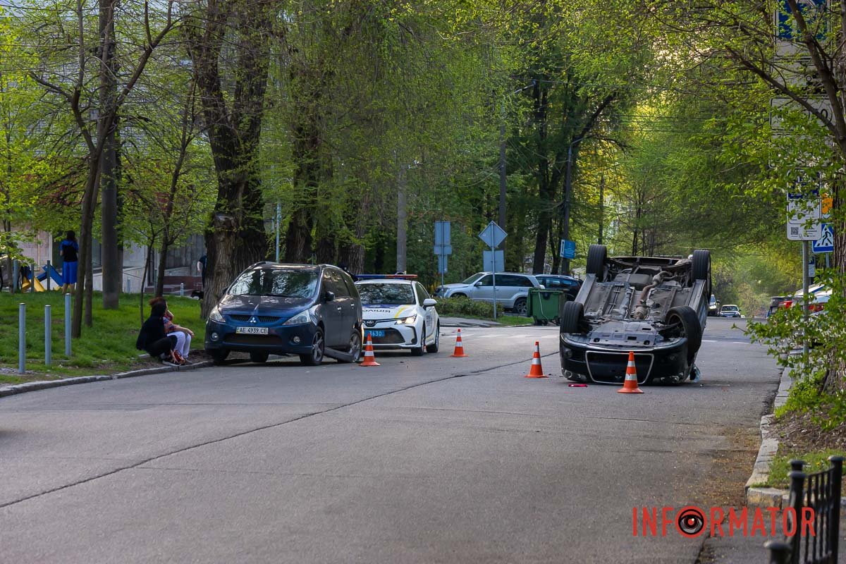 В Днепре на улице Шевченко Mitsubishi задел припаркованный автомобиль и  перевернулся на крышу. Читайте на UKR.NET