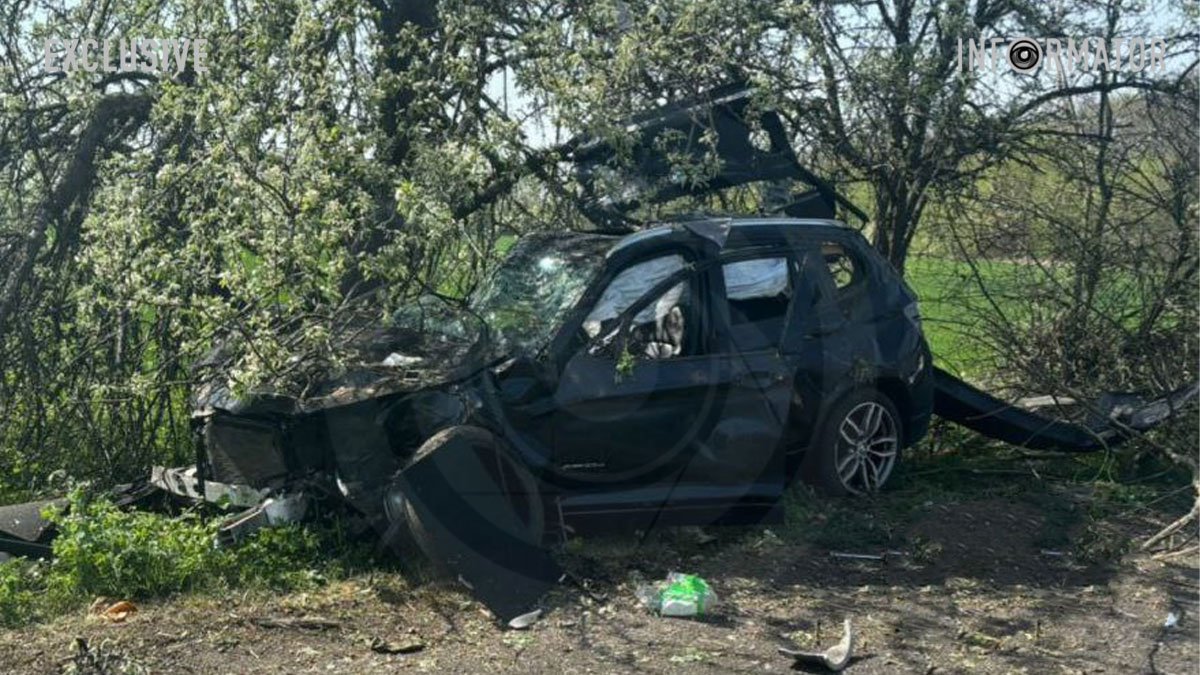 У Дніпровському районі BMW влетіла у дерево: двоє людей загинули на місці, ще одного чоловіка рятують у лікарні