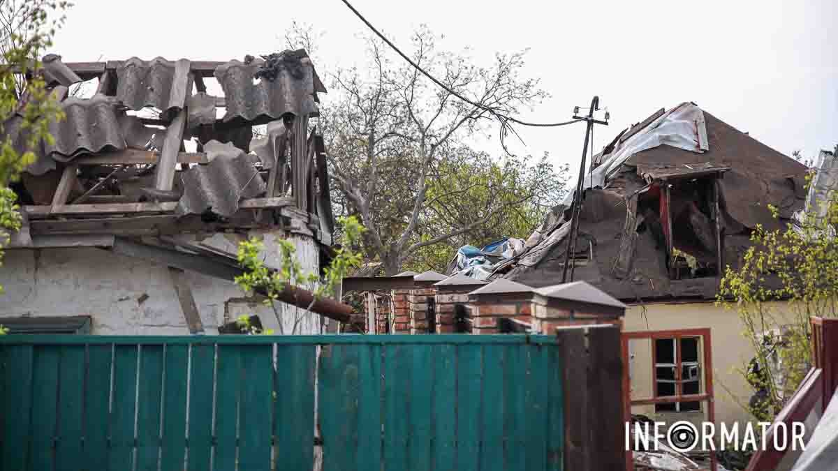 Разбиты заборы и крыши: как выглядят дома в Днепре, пострадавшие в результате вражеской атаки