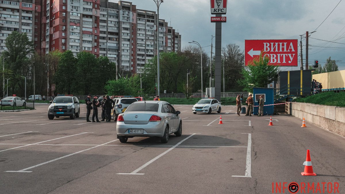 В Днепре на парковке ТЦ «Эпицентр» работают полицейские и взрывотехники: что известно