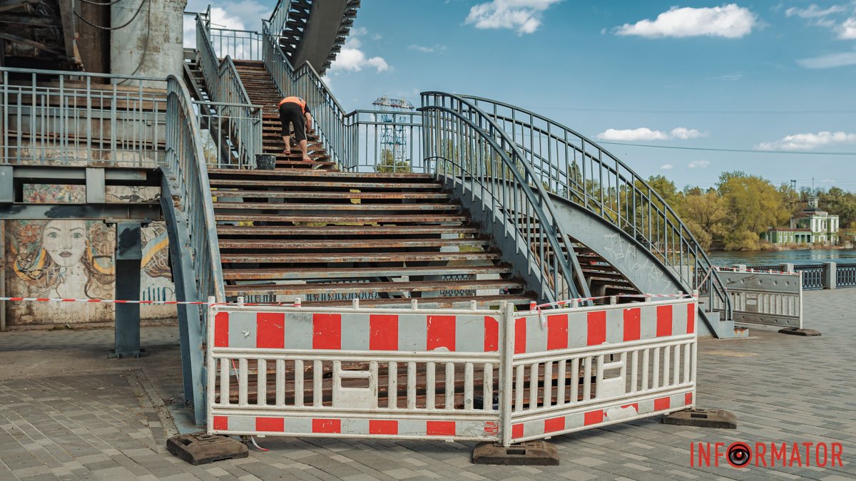 Построены еще в 2007 году: в Днепре ремонтируют деревянную лестницу до моста на Монастырский остров