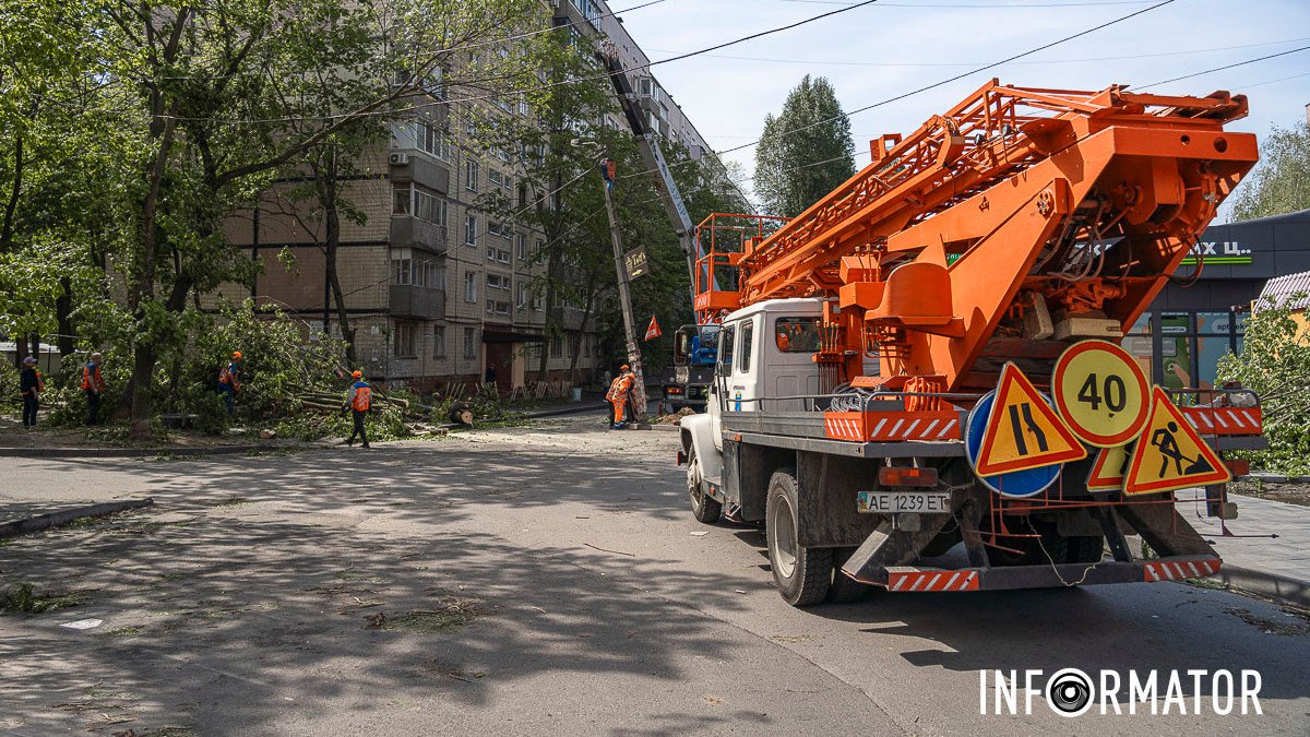 В Днепре в переулке Крушельницкой в ​​результате непогоды падали деревья и рухнул столб