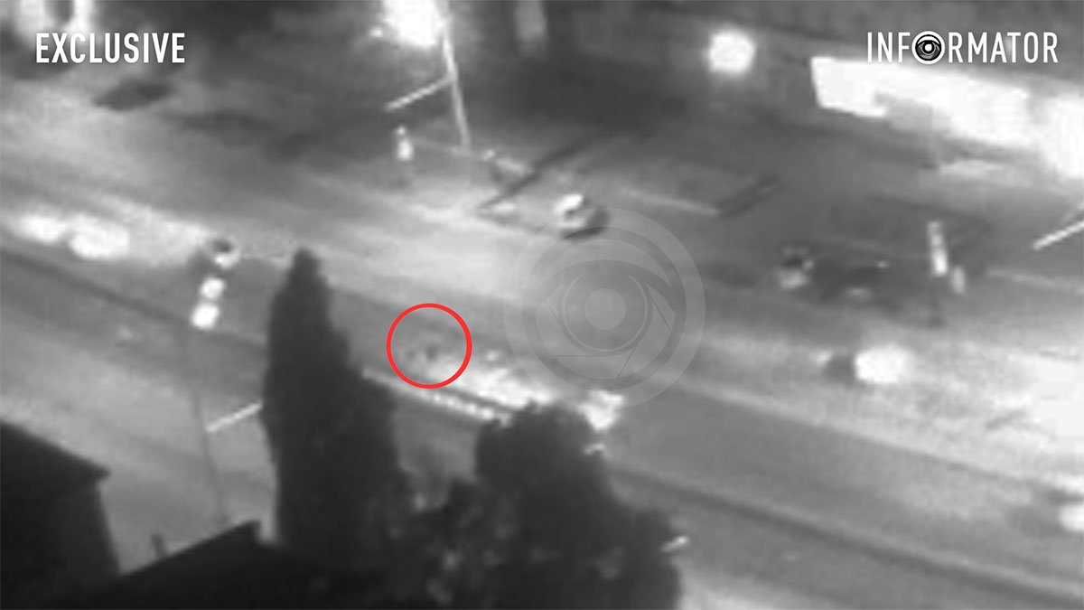 У Дніпрі на Слобожанському проспекті чоловік напідпитку перелазив через відбійник і впав біля Mitsubishi: момент події