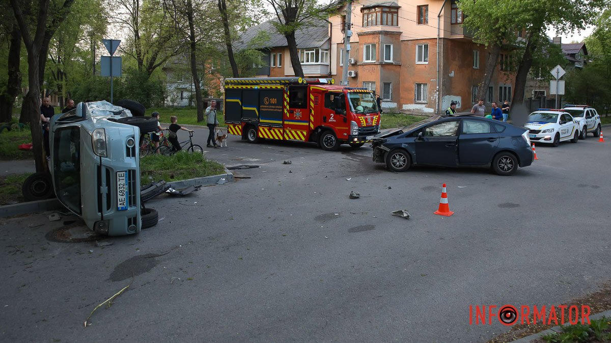 У Дніпрі на Караваєва Toyota служби таксі врізалась в ЗАЗ і той перекинувся: постраждали двоє людей