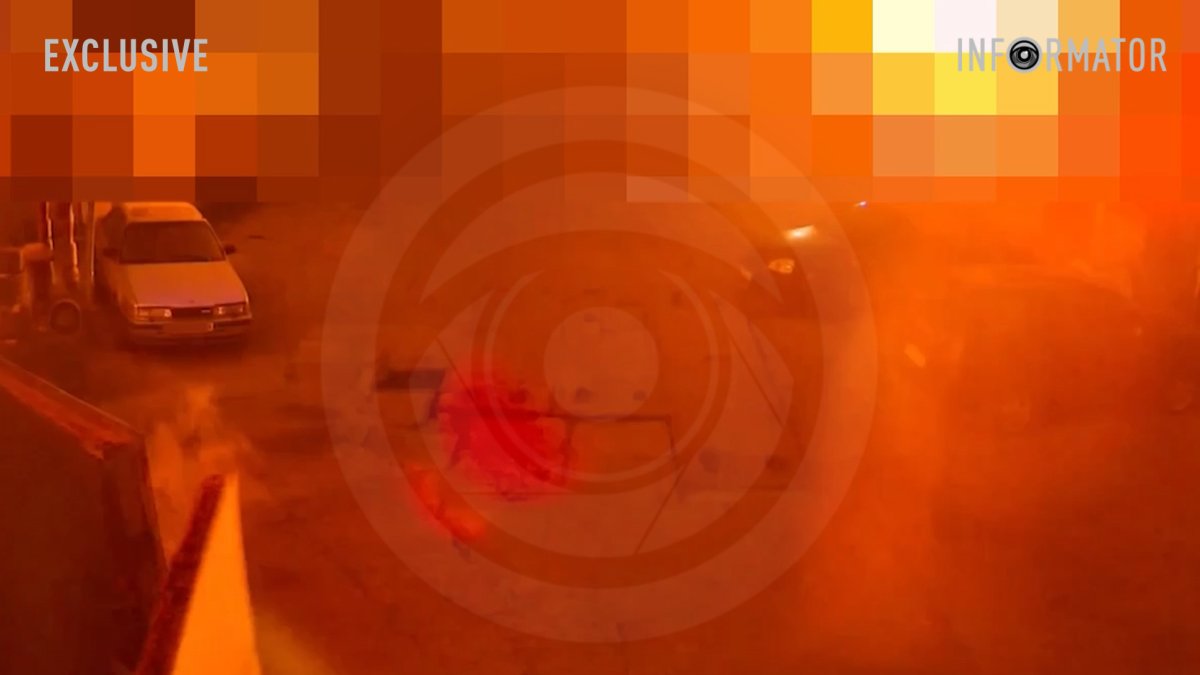 Вспышка и взрыв: камеры зафиксировали момент "прилета" в Днепре
