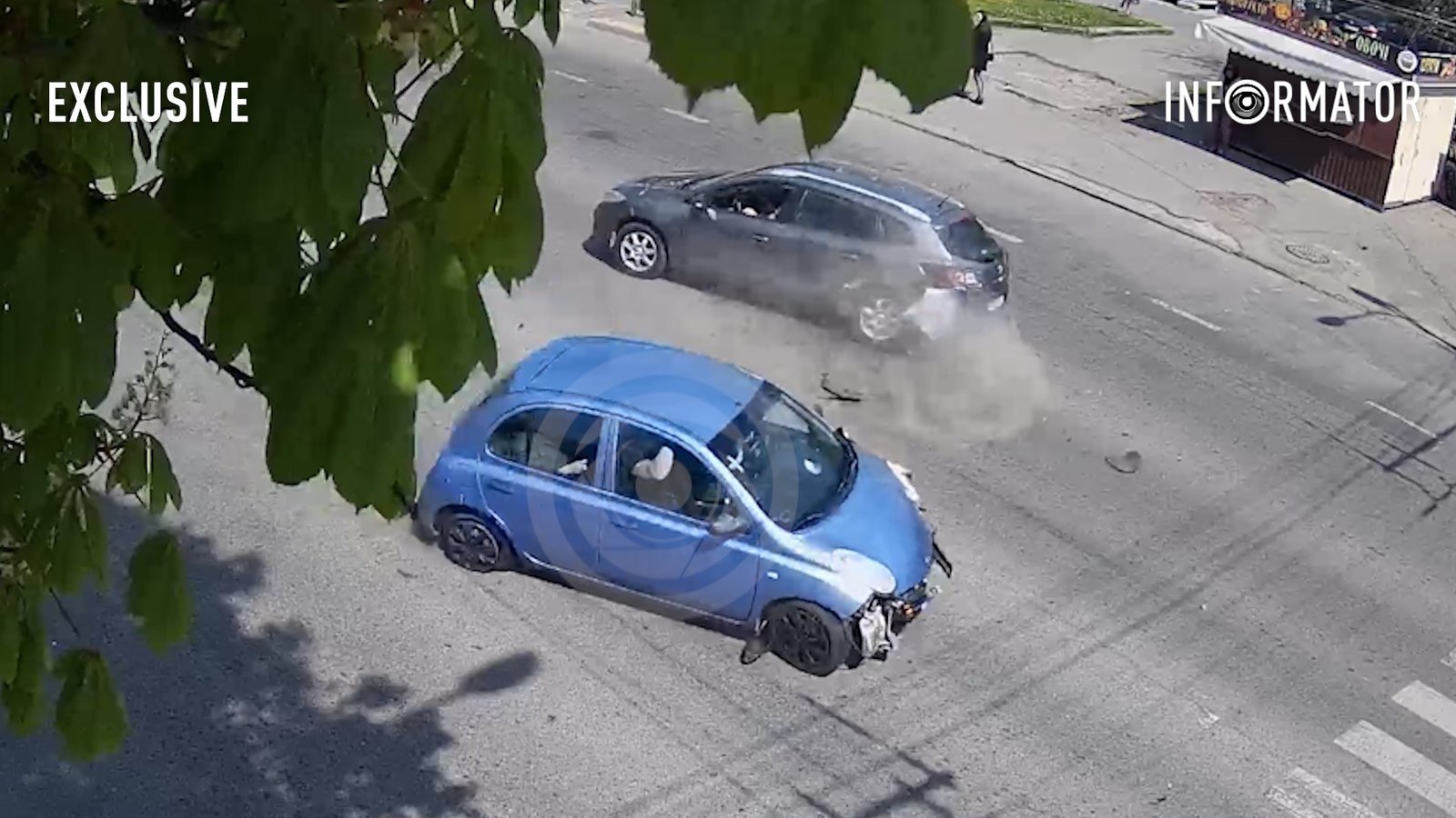 В Днепре возле кинотеатра «Січ» Nissan выехал на встречную полосу и столкнулся с Renault на перекрестке: видео момента