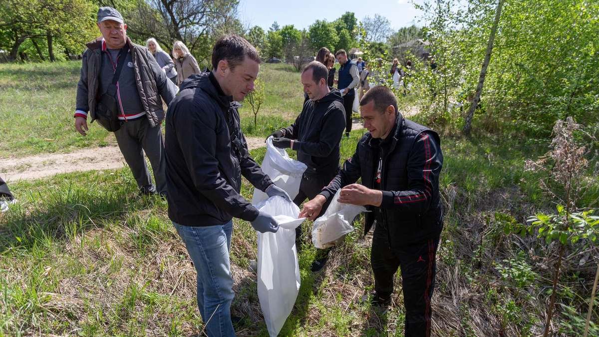 До всеукраїнського Дня довкілля: у Кам'янському прибрали зелену зону біля каналу