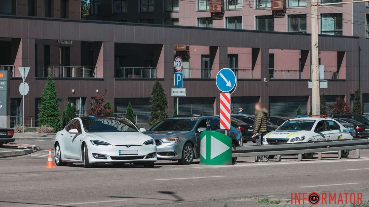 В Днепре на Запорожском шоссе возле ТЦ «Дафи» Acura влетела в Tesla: осложнено движение