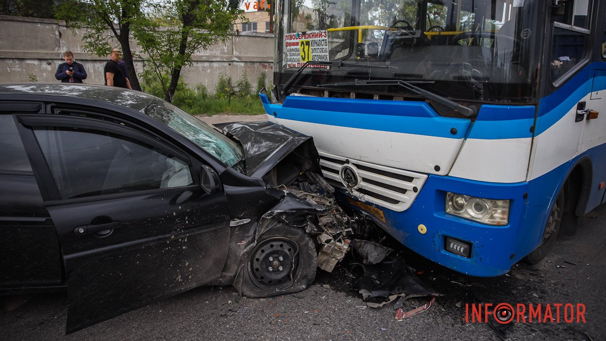 В Днепре на Курсантской столкнулись Hyundai, Daewoo и автобус №37: есть пострадавшие, образовалась большая пробка