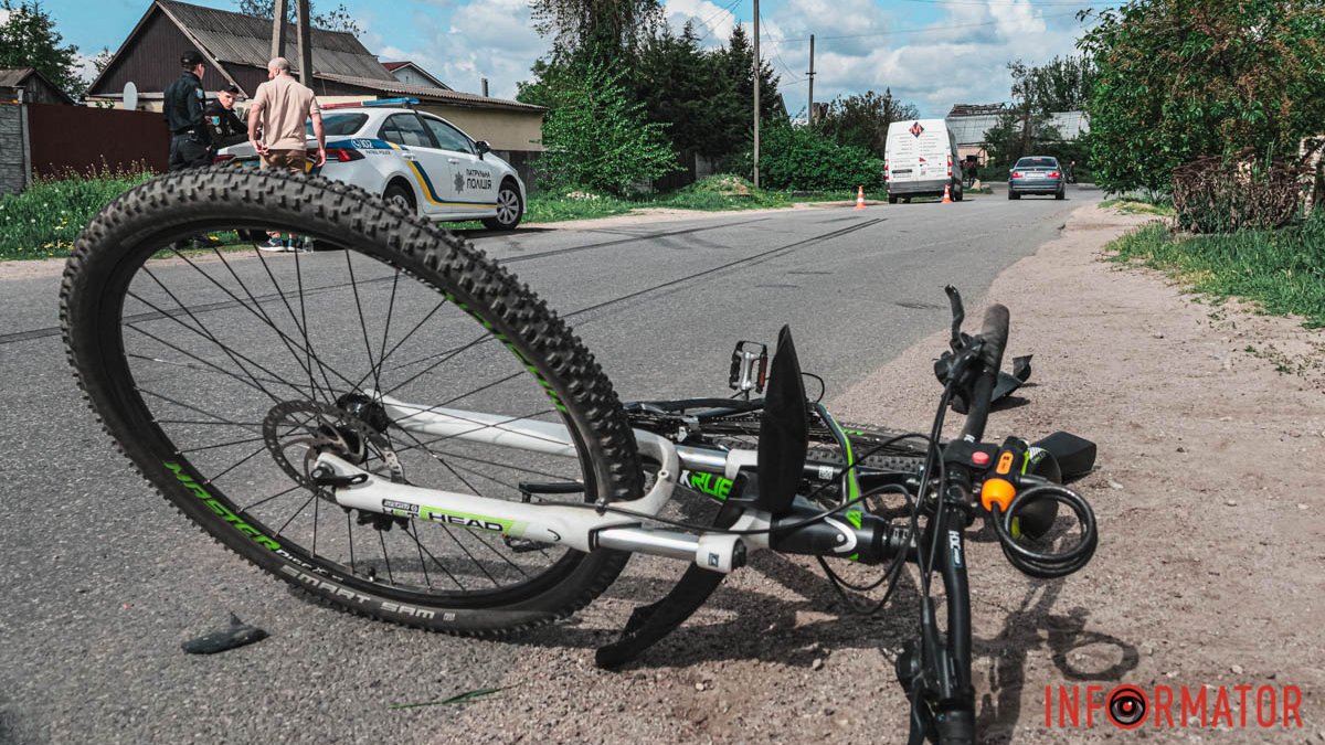 В Днепре на Солончакова Renault сбил велосипедиста: пострадавшего доставили в больницу