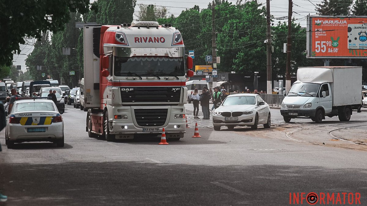 В Днепре возле ТРЦ Terra на Богдана Хмельницкого грузовик насмерть переехал женщину