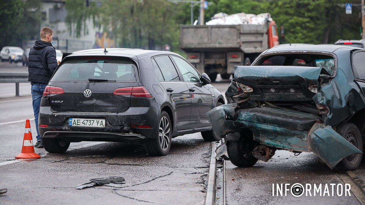 В Днепре на Запорожском шоссе столкнулись Toyota, Daewoo и Volkswagen: движение затруднено