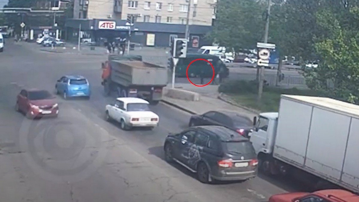 Видео момента: в Днепре на Слобожанском проспекте маршрутка №242 зацепила женщину на переходе