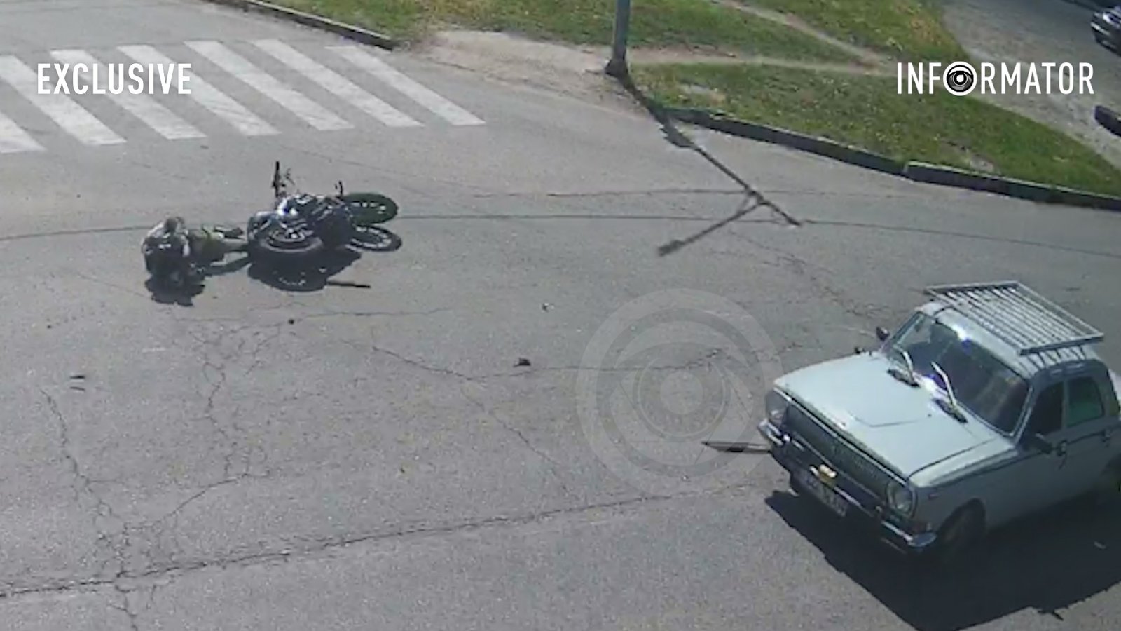 В Днепре на Донецком шоссе столкнулись "Волга" и мотоциклист: видео момента