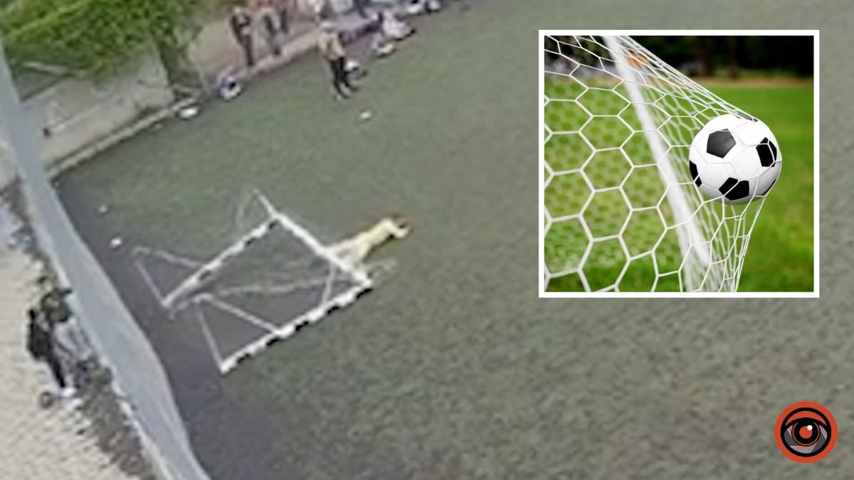 У Дніпрі на хлопчика під час футбольного матчу впали ворота: відео моменту