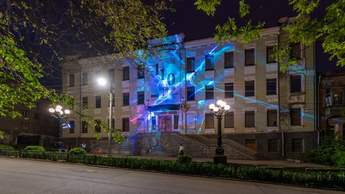 «Душа»: на фасаде Днепровского художественного музея появилась световая инсталляция