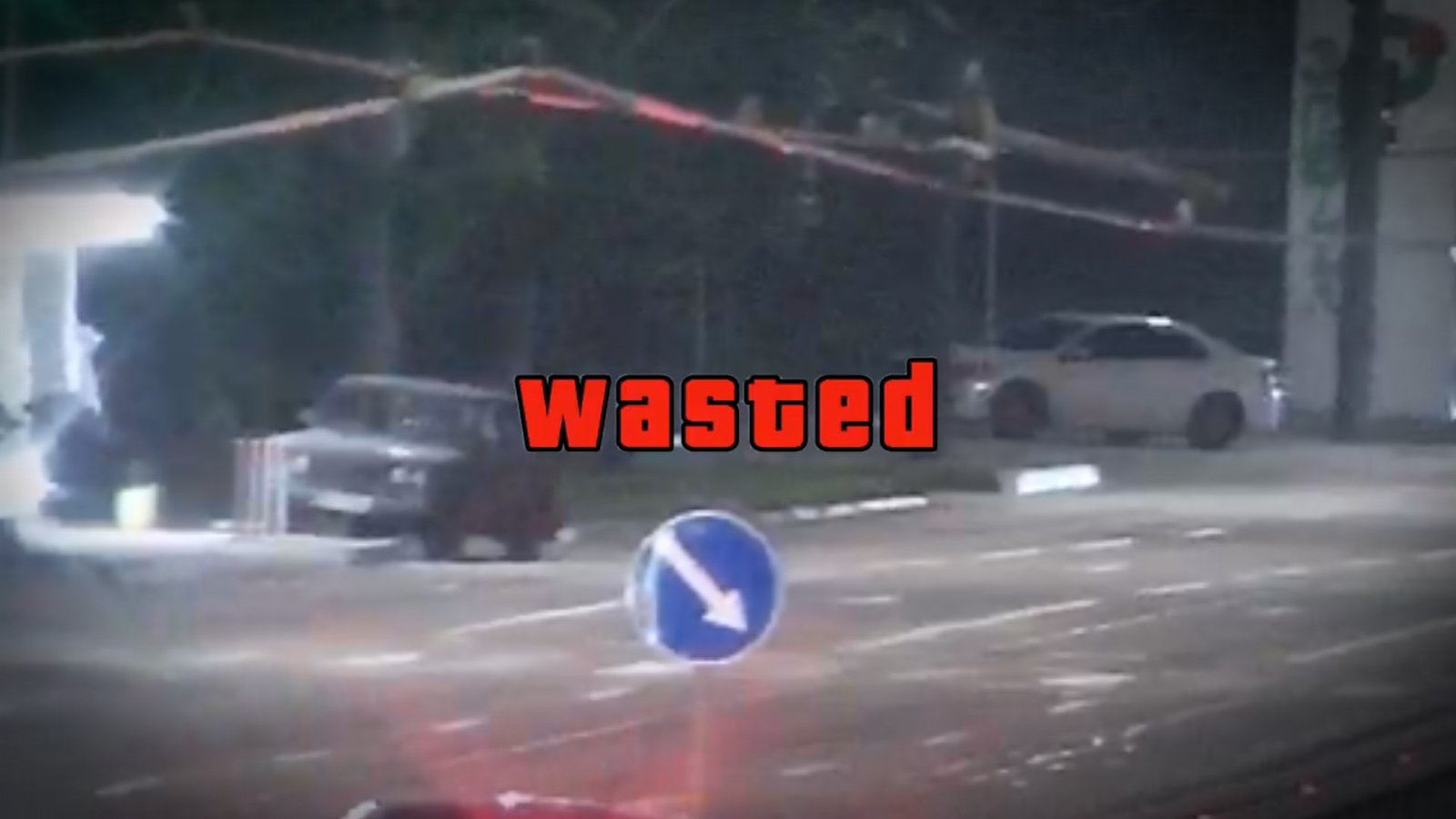 У Дніпрі на Набережній Перемоги нетверезий водій ВАЗ на "шаленій швидкості" врізався у захисні стовпчики на зупинці: відео моменту