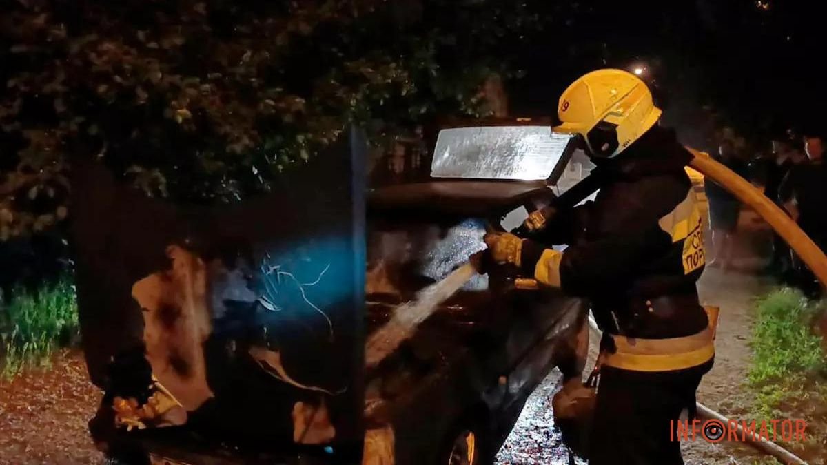 У Дніпрі на Антонівській під час руху загорівся ЗАЗ: подробиці від рятувальників