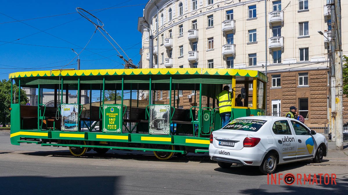 В Днепре на проспекте Яворницкого в ретро-трамвай врезался Renault службы такси Uklon
