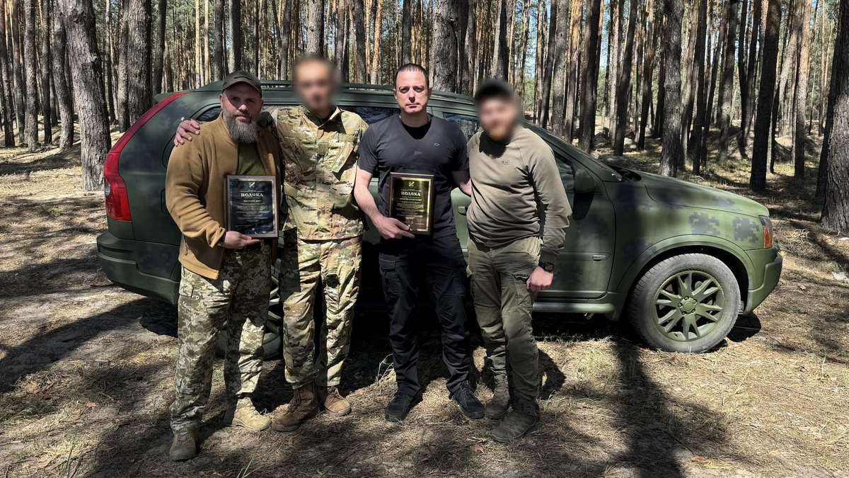 Міський голова Кам'янського передав автівку бійцям на Харківському напрямку