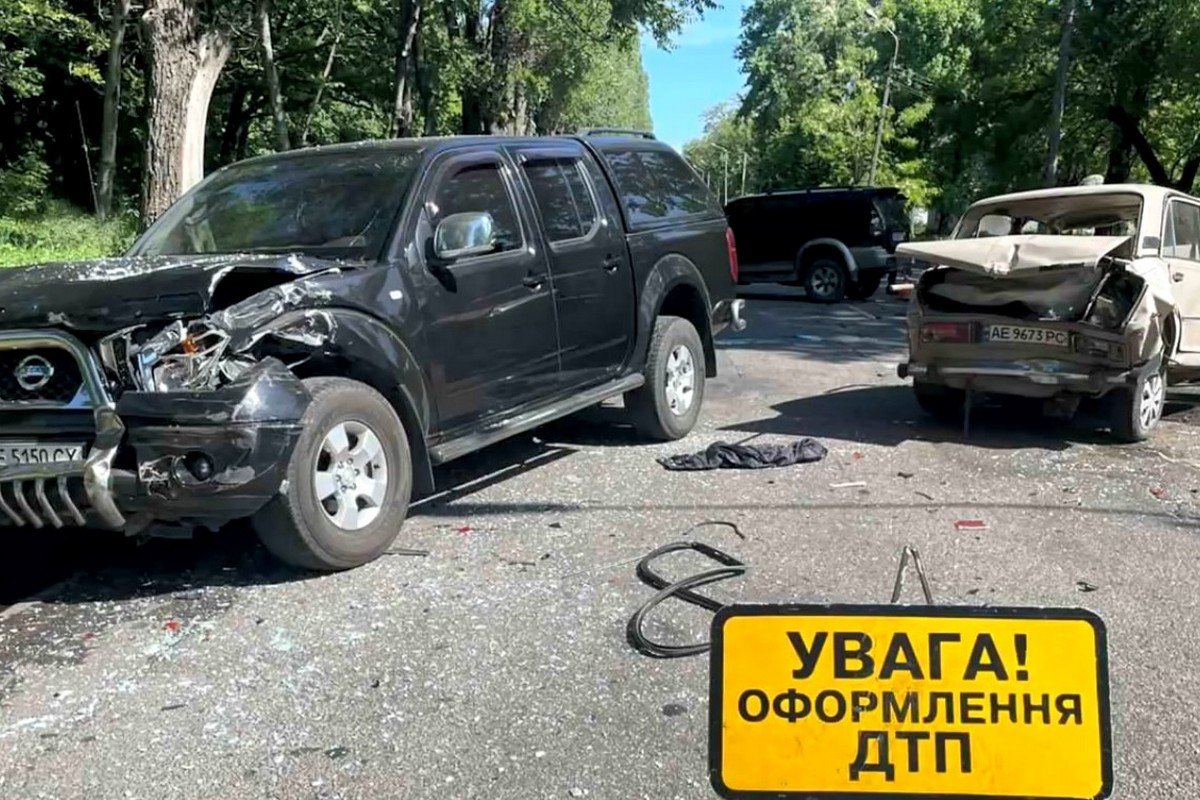 Видео момента ДТП: в Каменском ВАЗ после столкновения с Nissan влетел в  Mitsubishi, есть пострадавшие. Читайте на UKR.NET