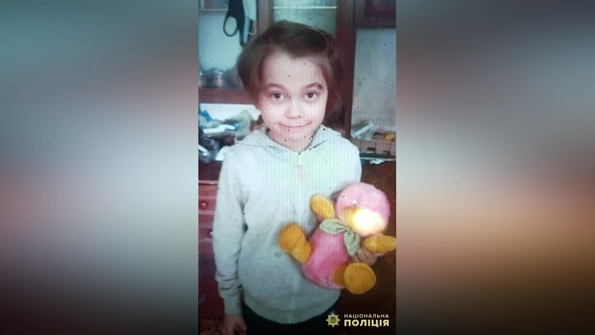 Была с мамой на детской площадке: в Днепропетровской области без вести пропала 8-летняя девочка
