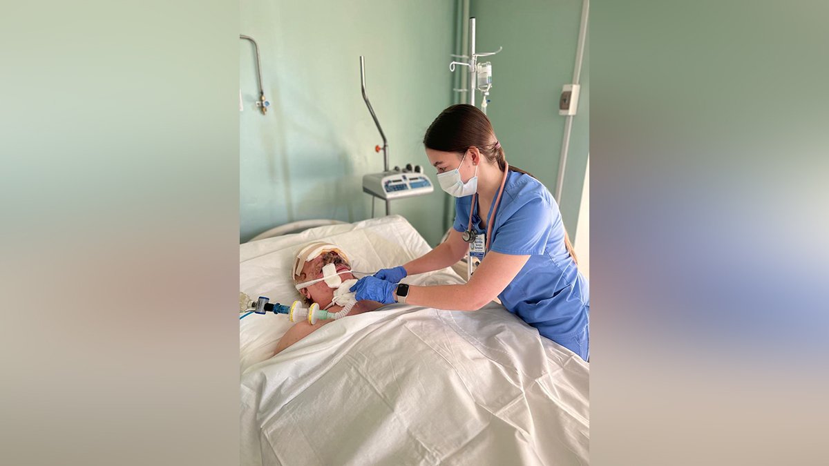Дочка, внук и соседи погибли: в Днепре спасают женщину из Константиновки, которая пострадала от ракетного удара