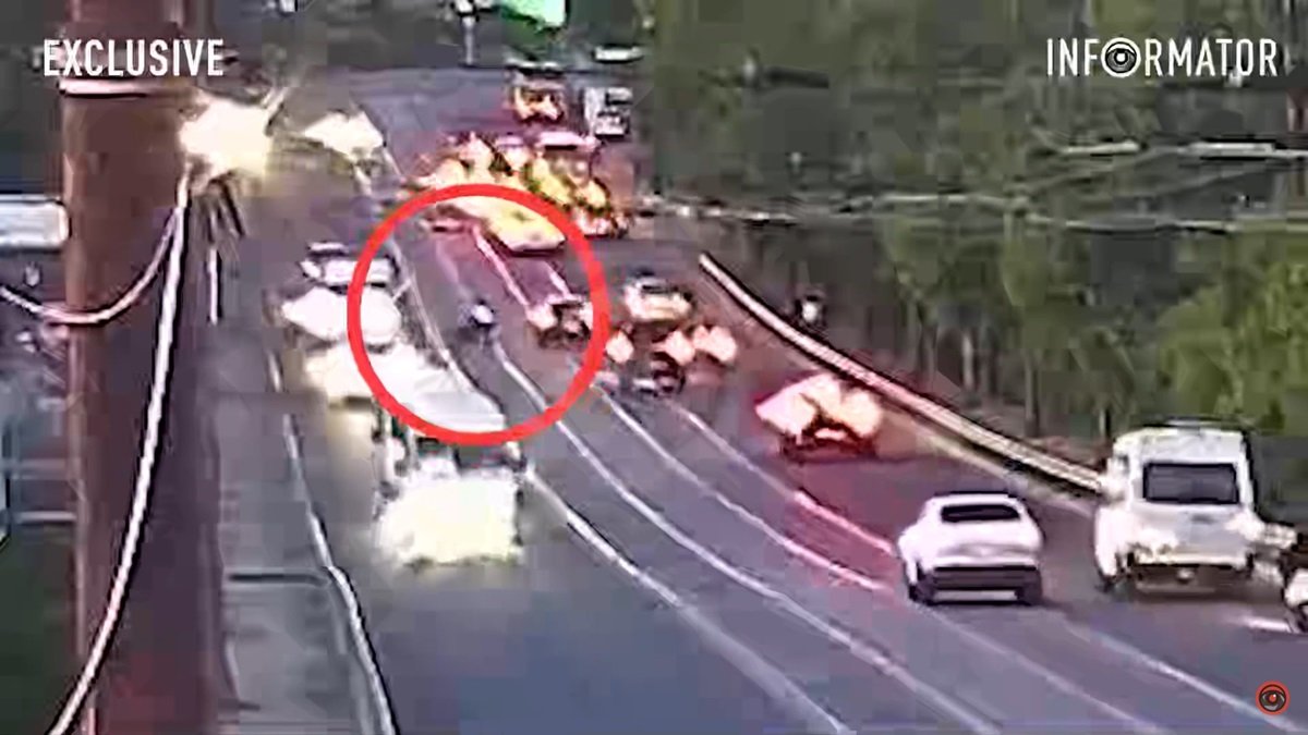Видео момента ДТП: в Днепре на заезде на Амурский мост Renault сбил мужчин, которые дрались на дороге, один из них скончался на месте