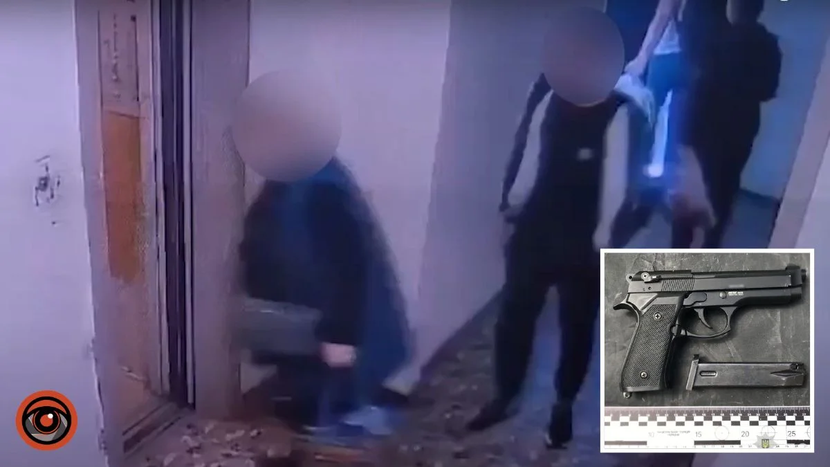 У Дніпрі 26-річний чоловік, погрожуючи пістолетом, в ліфті пограбував 68-річну жінку: відео моменту