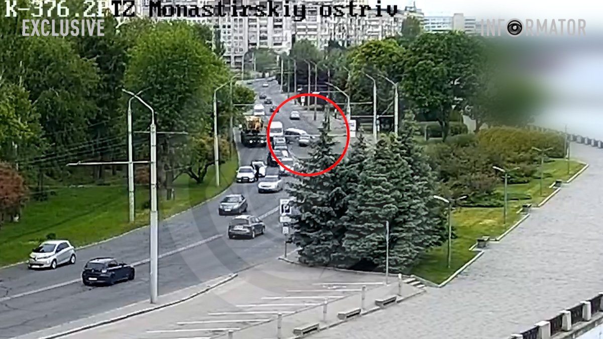 У Дніпрі на Січеславській Набережній зіштовхнулись Peugeot та Chevrolet: відео моменту